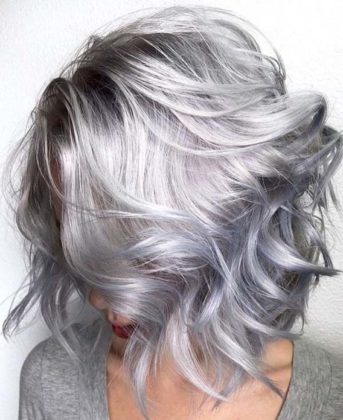 Loiro platinado acinzentado