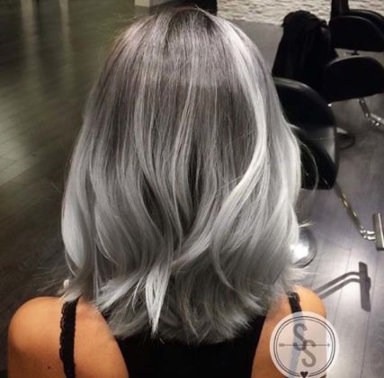 Loiro platinado acinzentado