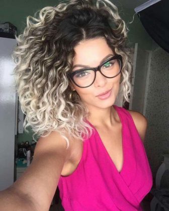 Loiro platinado cacheado