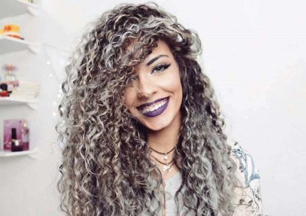Loiro platinado cacheado