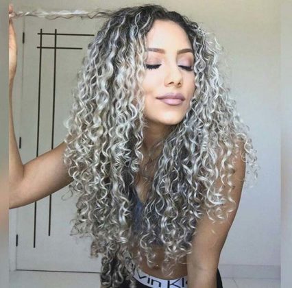 Loiro platinado cacheado