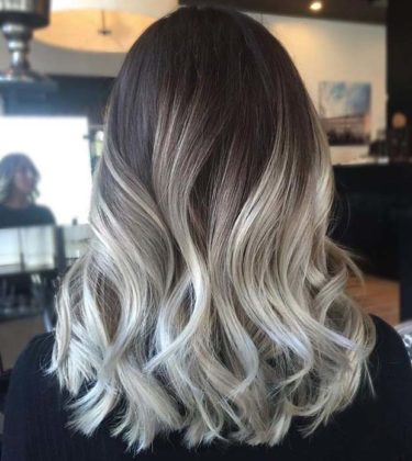 Luzes em loiro platinado
