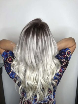 Luzes em loiro platinado
