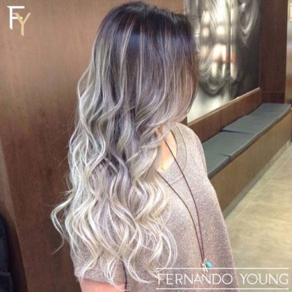 Luzes em loiro platinado