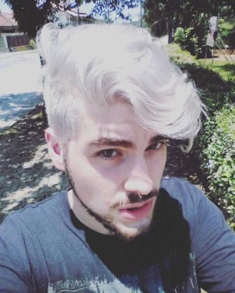 Loiro platinado masculino