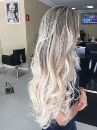 Luzes em loiro platinado