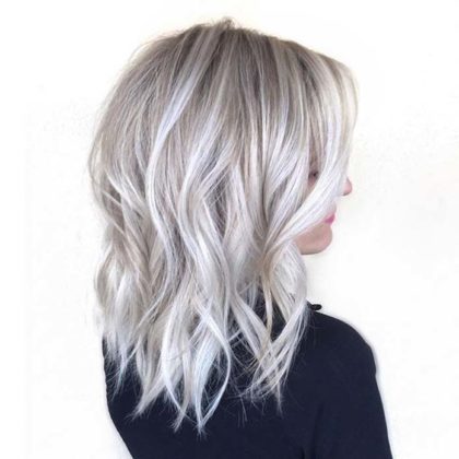 Luzes em loiro platinado