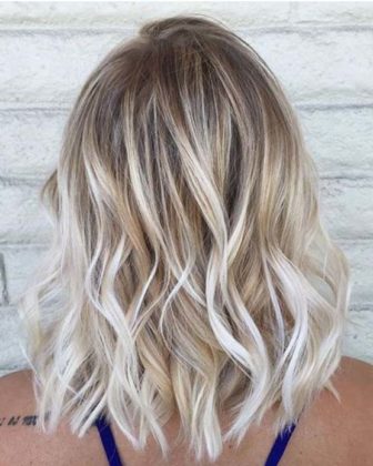 Luzes em loiro platinado