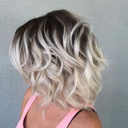 Luzes em loiro platinado