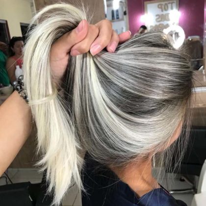 Luzes em loiro platinado